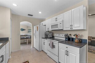 8050 Aberdeen Dr in Boynton Beach, FL - Building Photo