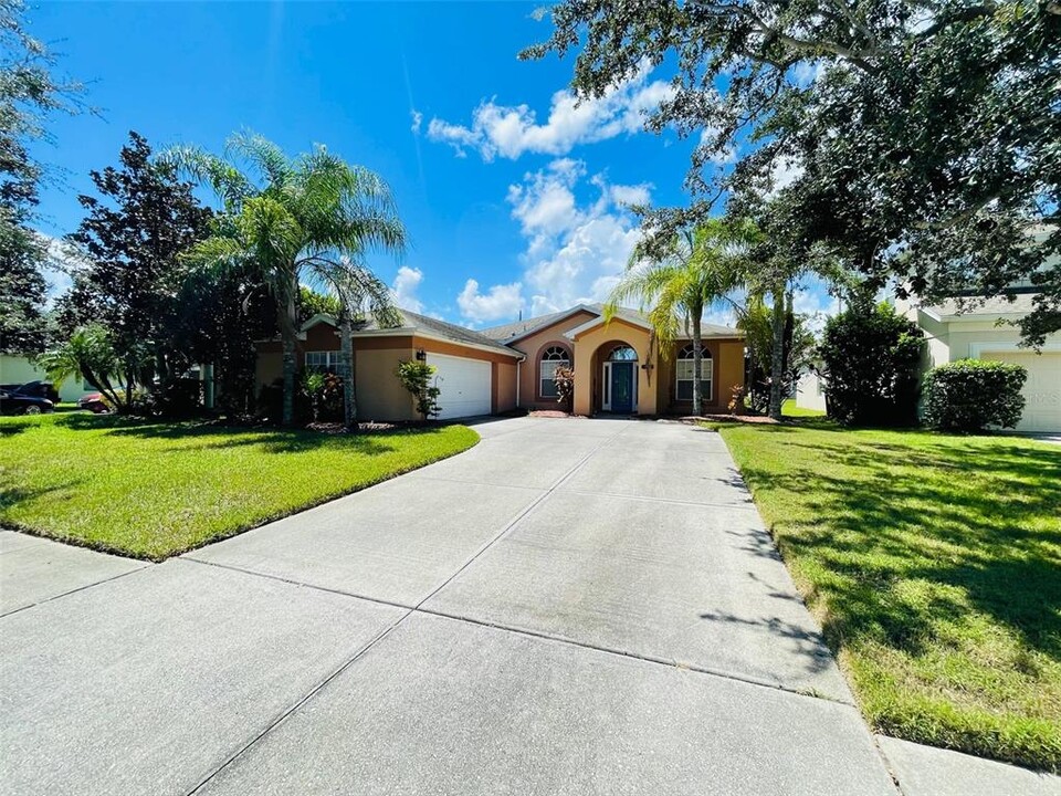 2325 Meadow Oak Cir in Kissimmee, FL - Building Photo