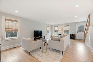 237 6th St in Greenport, NY - Building Photo - Building Photo