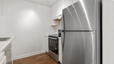 Villa Temecula Apartments in San Diego, CA - Building Photo - Building Photo