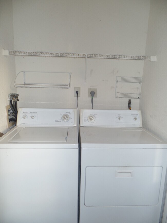 2871 N Oakland Forest Dr in Oakland Park, FL - Building Photo - Building Photo