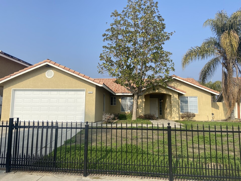 2127 Poplar Ave in Delano, CA - Building Photo