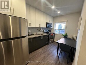 595-595 St Clair Ave W in Toronto, ON - Building Photo - Building Photo