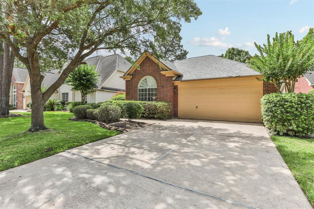 8326 Hunters Village Dr in Humble, TX - Building Photo