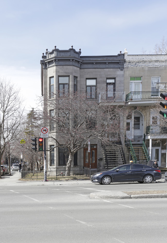 241-246 Saint-Joseph Boul O in Montréal, QC - Building Photo - Building Photo