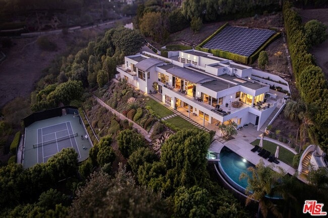27454 Winding Way in Malibu, CA - Foto de edificio - Building Photo