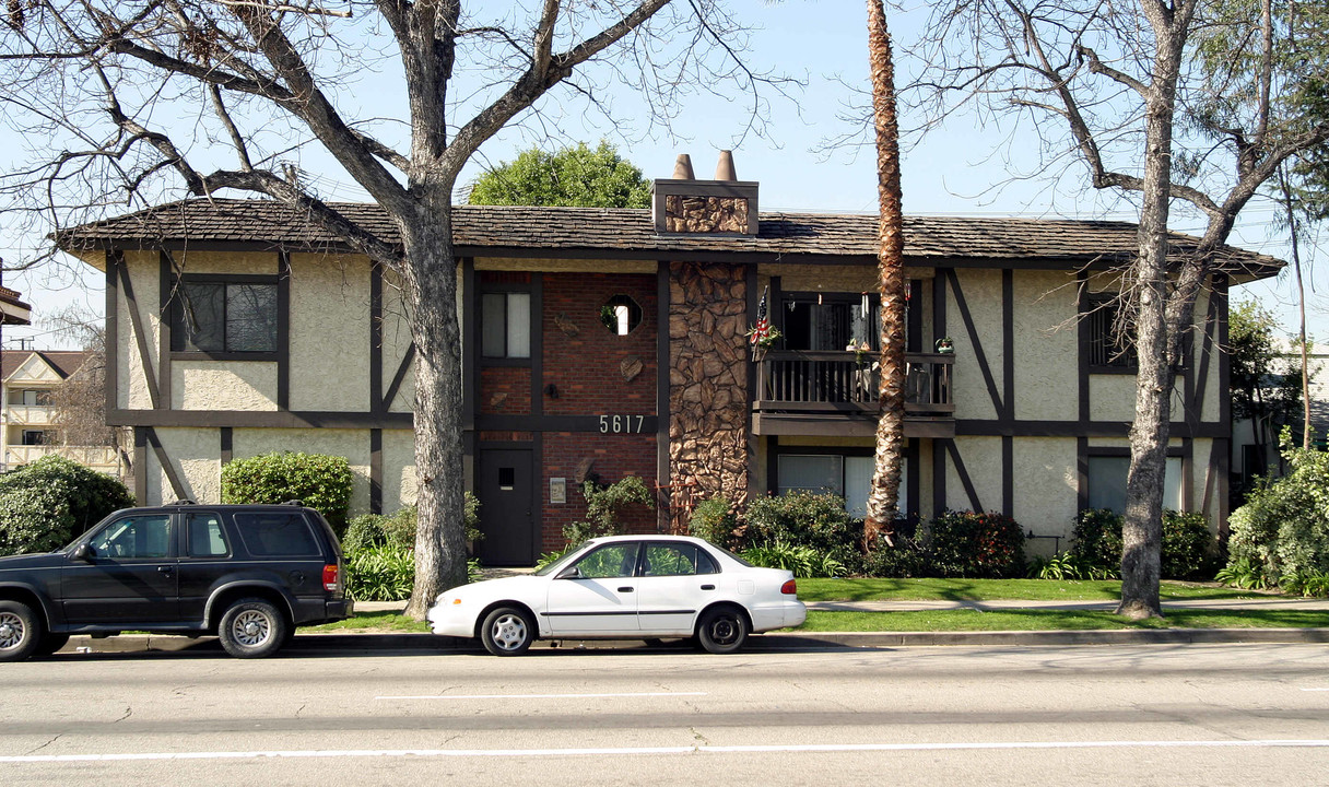 5617 Woodman Ave in Van Nuys, CA - Building Photo