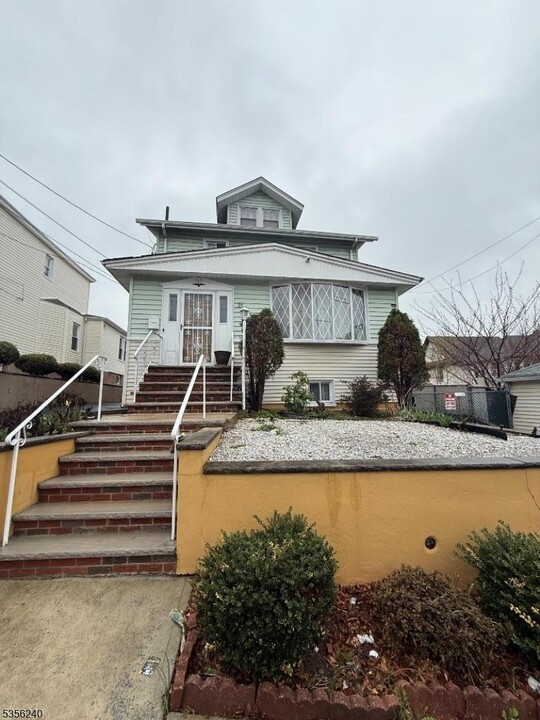 25 Hammond Ave in Clifton, NJ - Building Photo