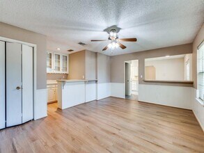 2121 Northglen Dr in Hurst, TX - Foto de edificio - Building Photo
