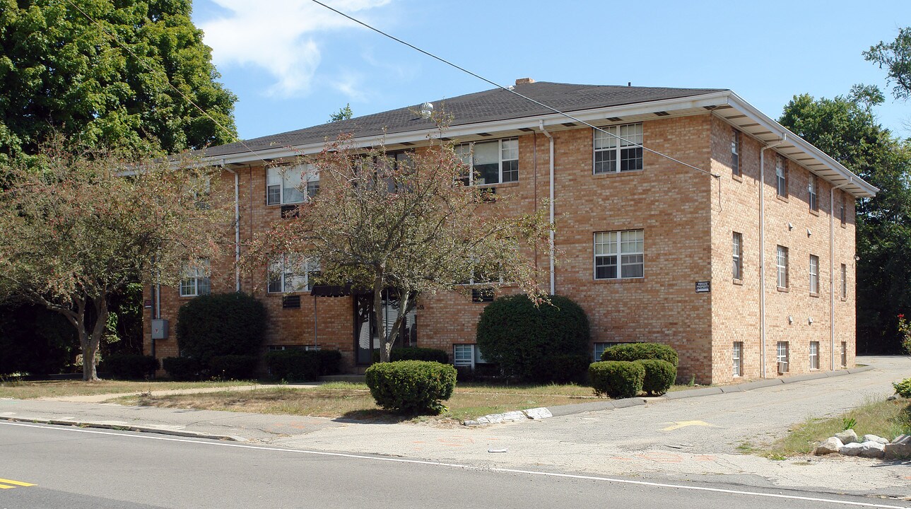 56 Pond St in Weymouth, MA - Foto de edificio