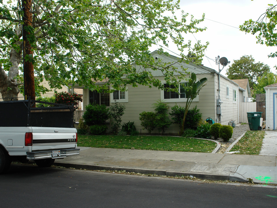 826-828 E Santa Inez Ave in San Mateo, CA - Foto de edificio