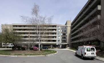 Unquity House in Milton, MA - Foto de edificio - Building Photo