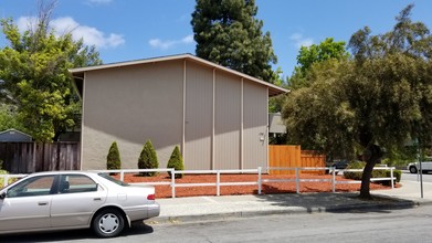 170 Acalanes Dr in Sunnyvale, CA - Building Photo - Building Photo