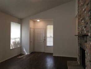 10328 Woodleaf Dr in Dallas, TX - Building Photo - Building Photo