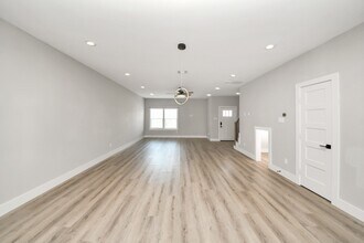 807 Avenue J in Conroe, TX - Foto de edificio - Building Photo