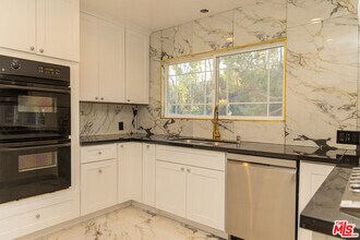 5604 Valley Circle Blvd in Woodland Hills, CA - Building Photo - Building Photo