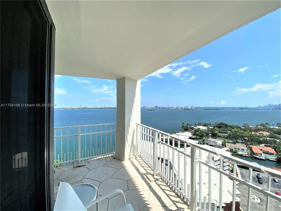 4000 Towerside Ter, Unit # 1910 in Miami, FL - Foto de edificio