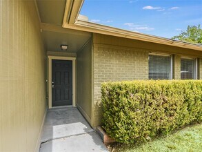 5255 Meadow Creek Dr in Austin, TX - Building Photo - Building Photo