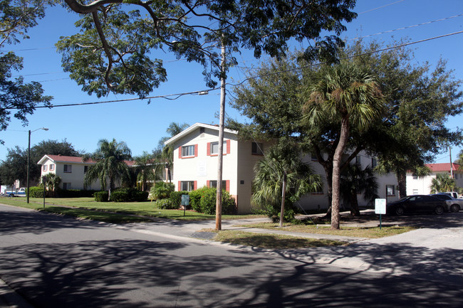 Queen Anne Apartments in St. Petersburg, FL - Building Photo - Building Photo