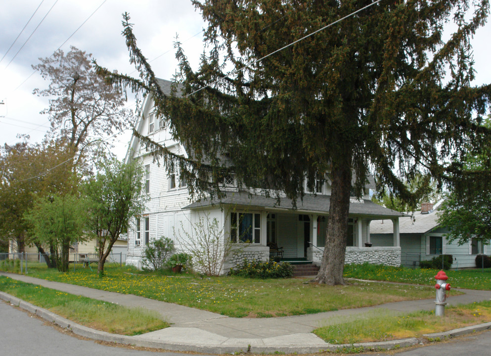 828 W Mansfield Ave in Spokane, WA - Foto de edificio