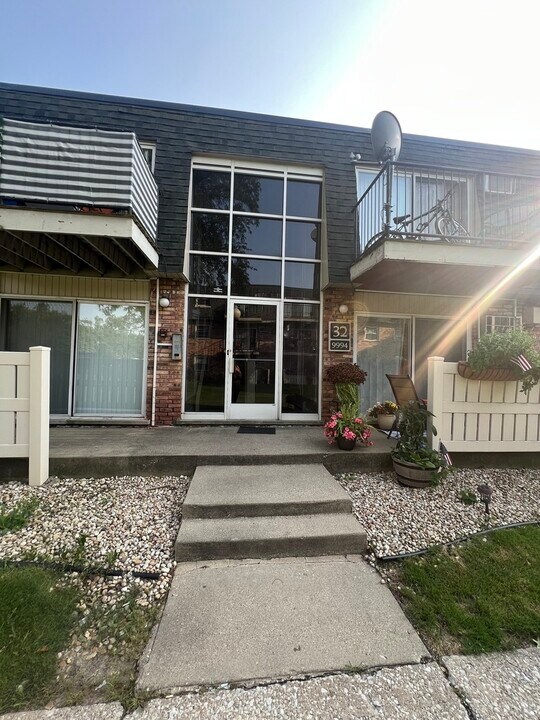 9994 S 84th Terrace in Palos Hills, IL - Building Photo