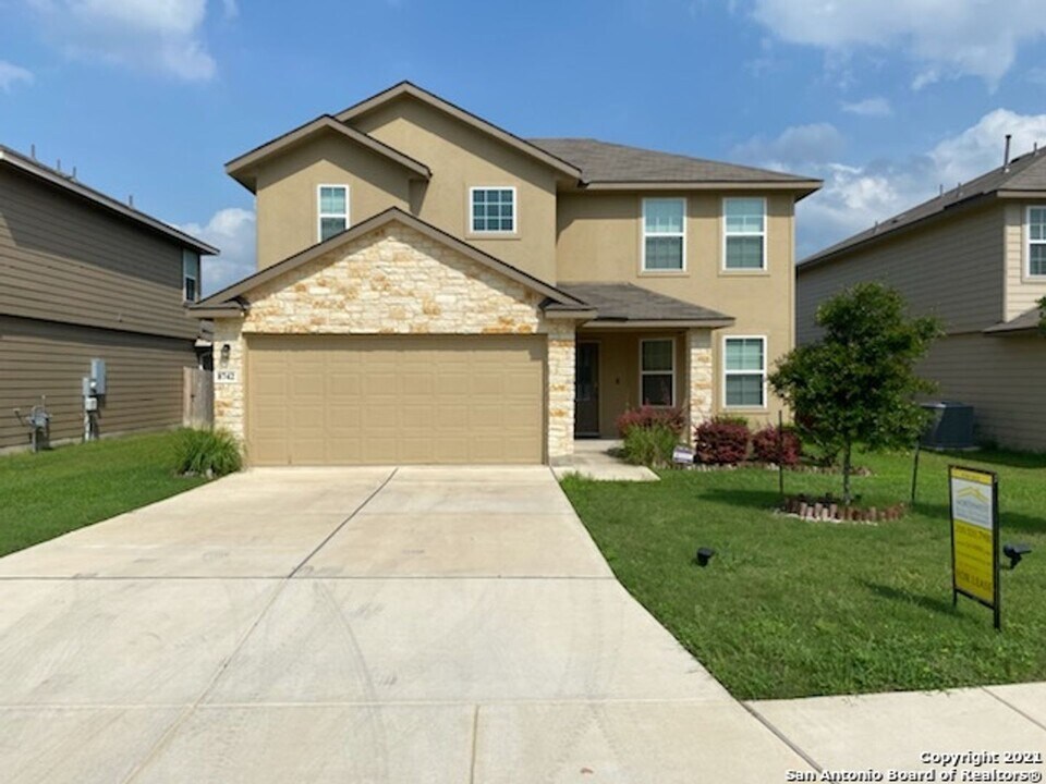 8742 Fischer Falls in San Antonio, TX - Building Photo