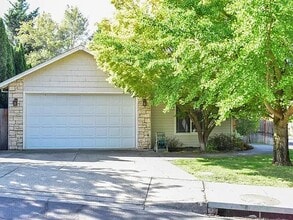 2914 Farmington Ave in Medford, OR - Building Photo - Building Photo