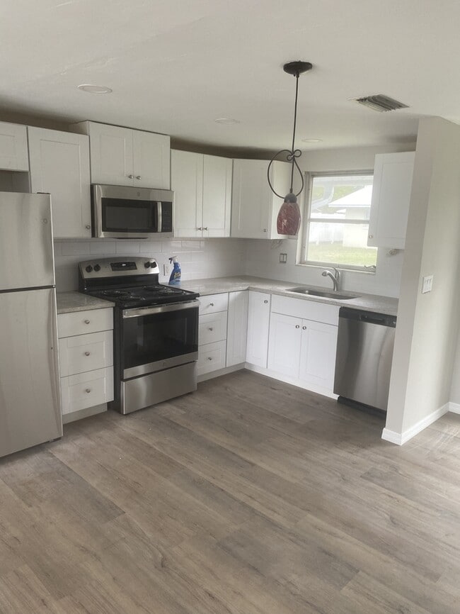 5306 S Lockwood Ridge Rd in Sarasota, FL - Building Photo - Building Photo