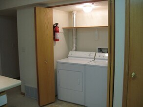 2863 Coral Ct, Unit 103 in Coralville, IA - Building Photo - Building Photo
