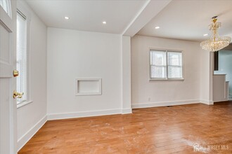 385 Pierson Ave in Edison, NJ - Building Photo - Building Photo