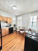 121 Hillside St, Unit 2 in Boston, MA - Foto de edificio - Building Photo