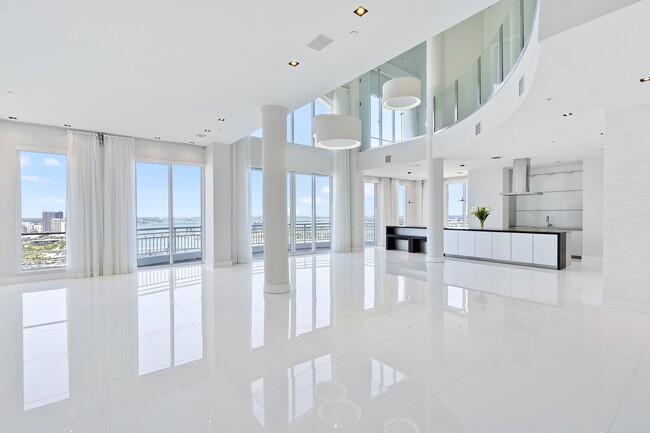 848 Brickell Key Dr, Unit 2703 in Miami, FL - Building Photo - Building Photo