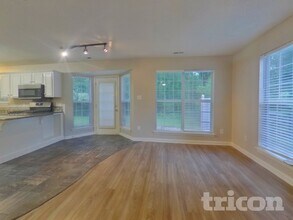 10007 Northwoods Forest Dr in Charlotte, NC - Foto de edificio - Building Photo