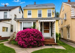 45-17 Auburndale Ln in Queens, NY - Building Photo