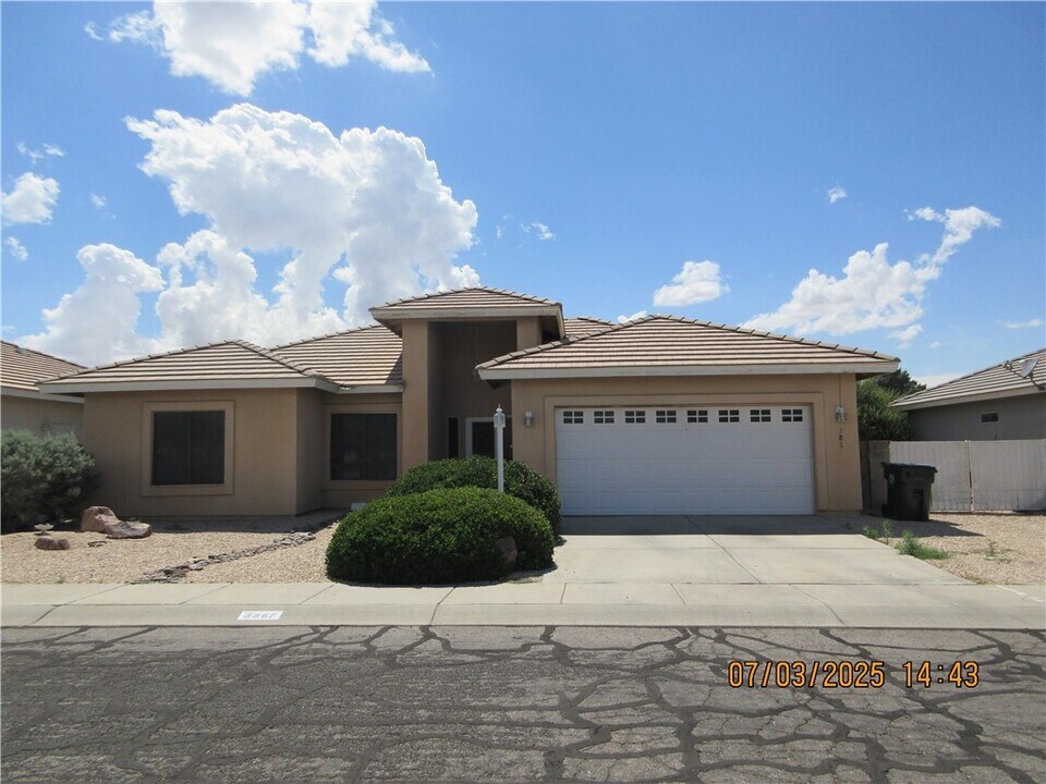 3867 Heritage Ln in Kingman, AZ - Building Photo