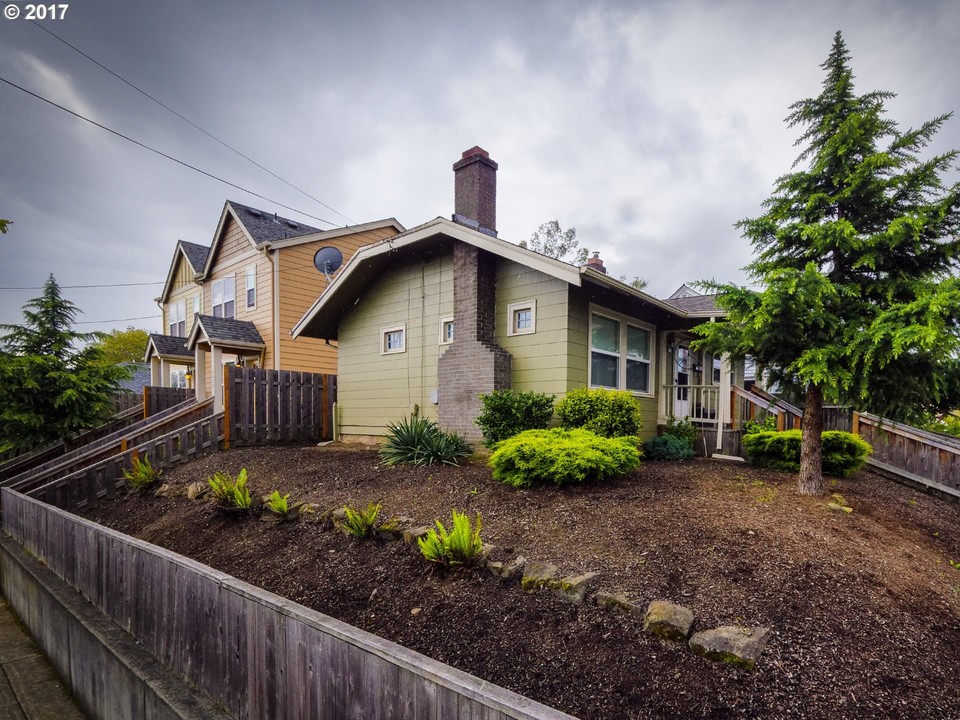 32 NE 56th Ave in Portland, OR - Building Photo