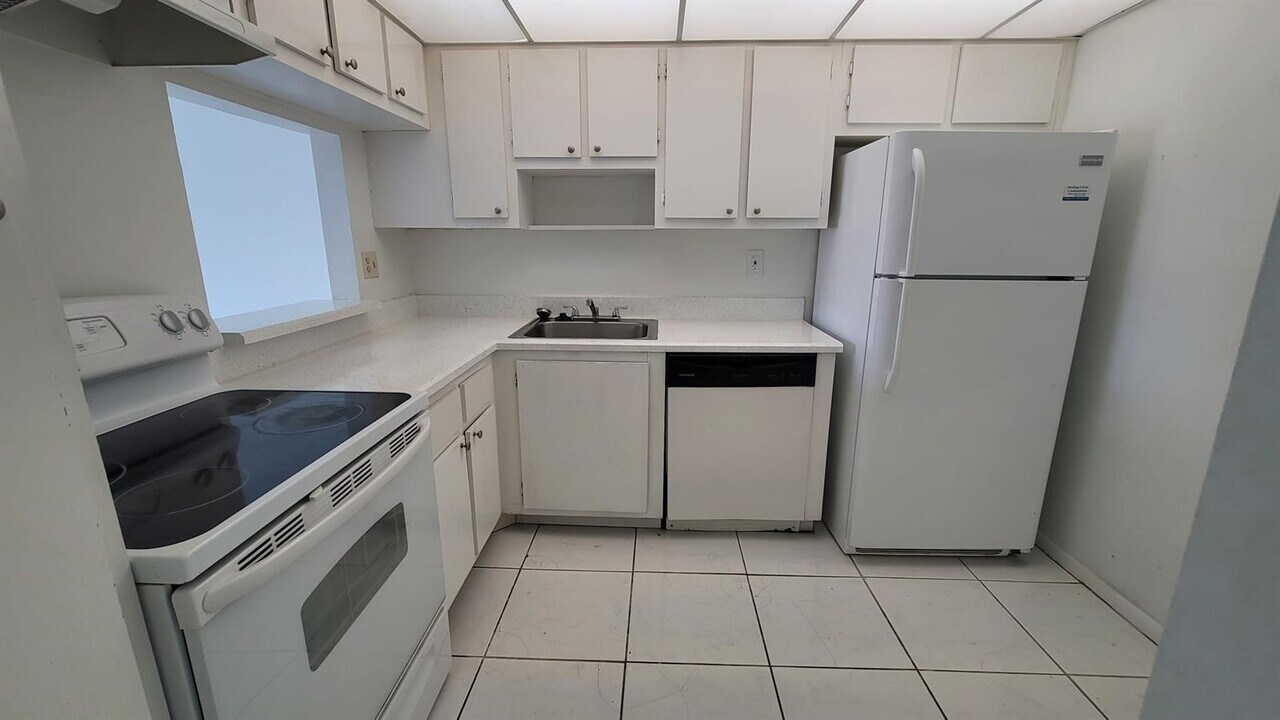 4374 NW 9th Ave in Deerfield Beach, FL - Building Photo