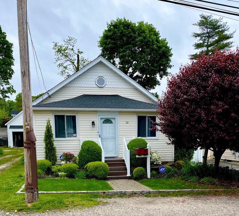 23 Locust Ave in Bayville, NY - Building Photo