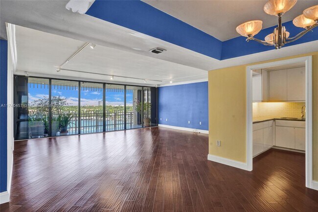 3 Grove Isle Dr in Miami, FL - Building Photo - Building Photo