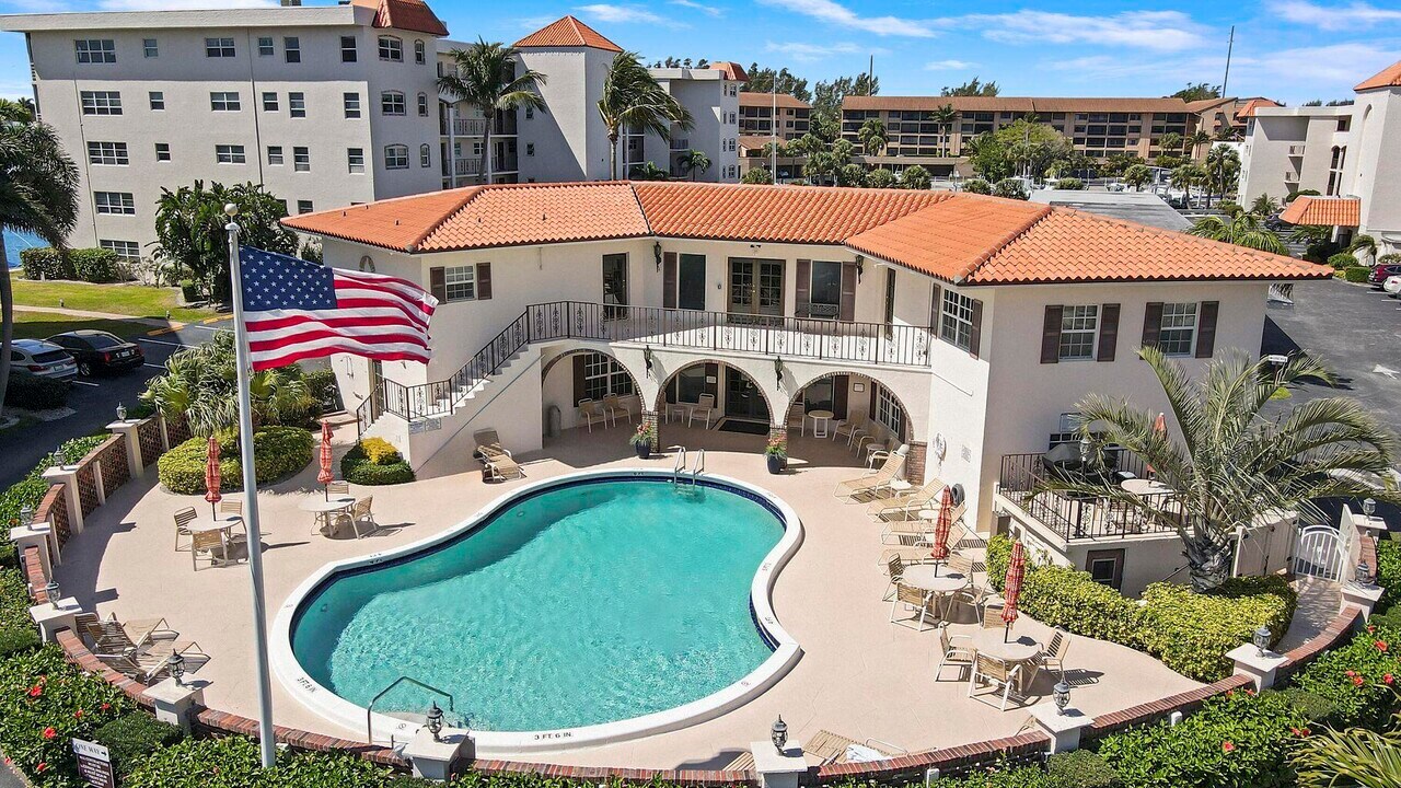 20 Yacht Club Dr in North Palm Beach, FL - Building Photo