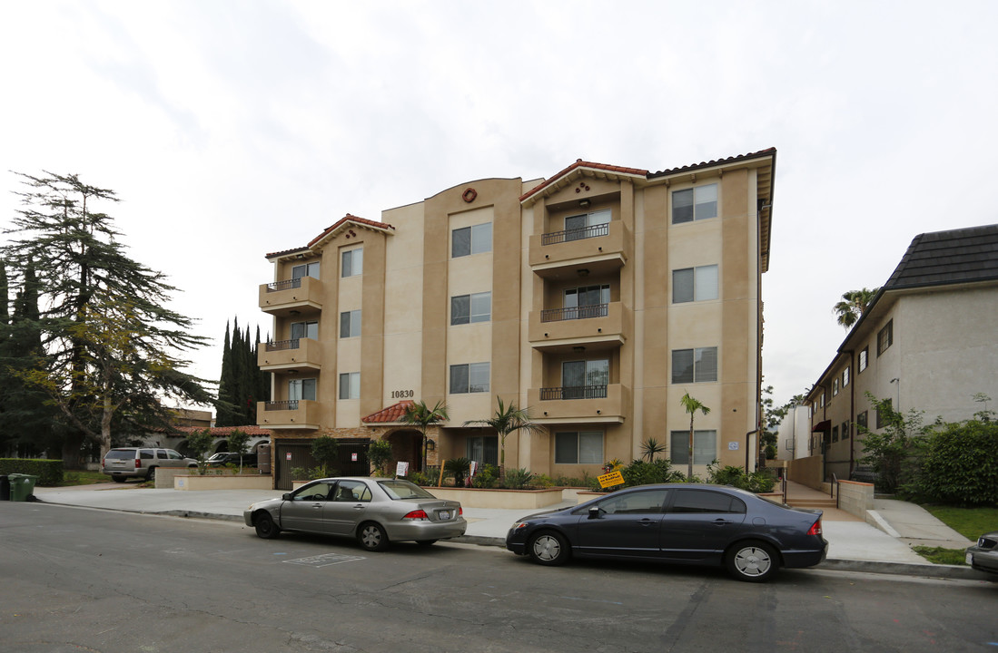 10830 Kling St in North Hollywood, CA - Foto de edificio