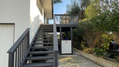 1685 Burgundy Rd in Encinitas, CA - Foto de edificio - Building Photo