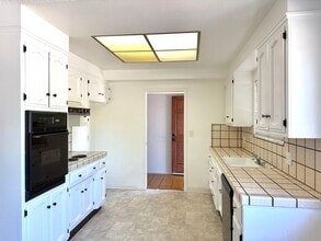 6821 Gloria Dr in Sacramento, CA - Building Photo - Building Photo