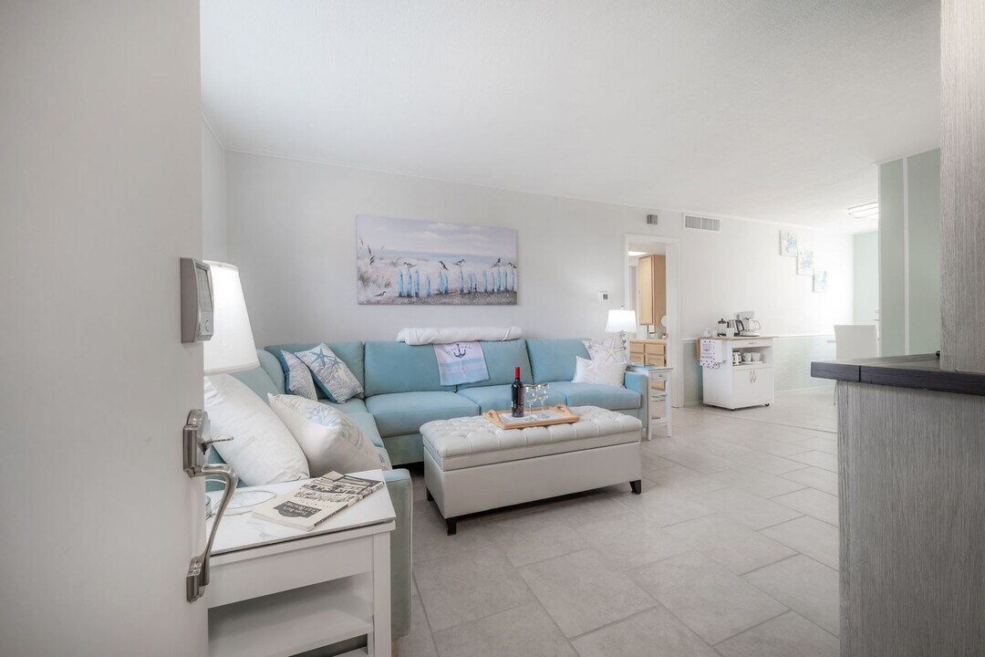 6700 Sunset Way in St Pete Beach, FL - Building Photo