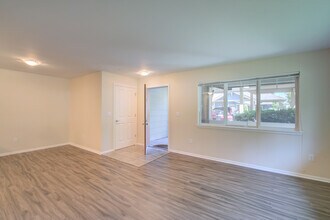 11306 124th Ave NE, Unit 101 in Kirkland, WA - Building Photo - Building Photo