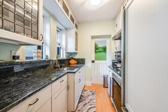 993 Memorial Dr, Unit 102R in Cambridge, MA - Building Photo - Building Photo