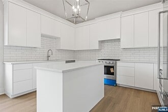 445 Ramapo Valley Rd, Unit 3 in Oakland, NJ - Building Photo - Building Photo