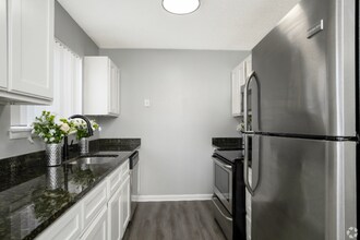 168 Fox Hill Ln in Enfield, CT - Foto de edificio - Building Photo