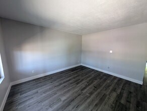 2327 E Paradise Dr in Phoenix, AZ - Building Photo - Building Photo