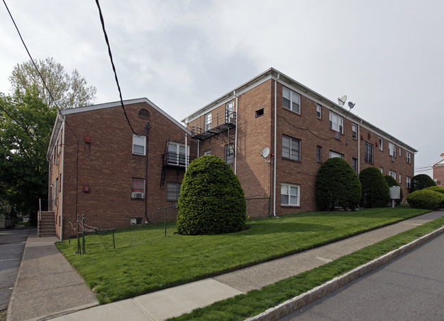 Brighton Estates in Belleville, NJ - Foto de edificio - Building Photo